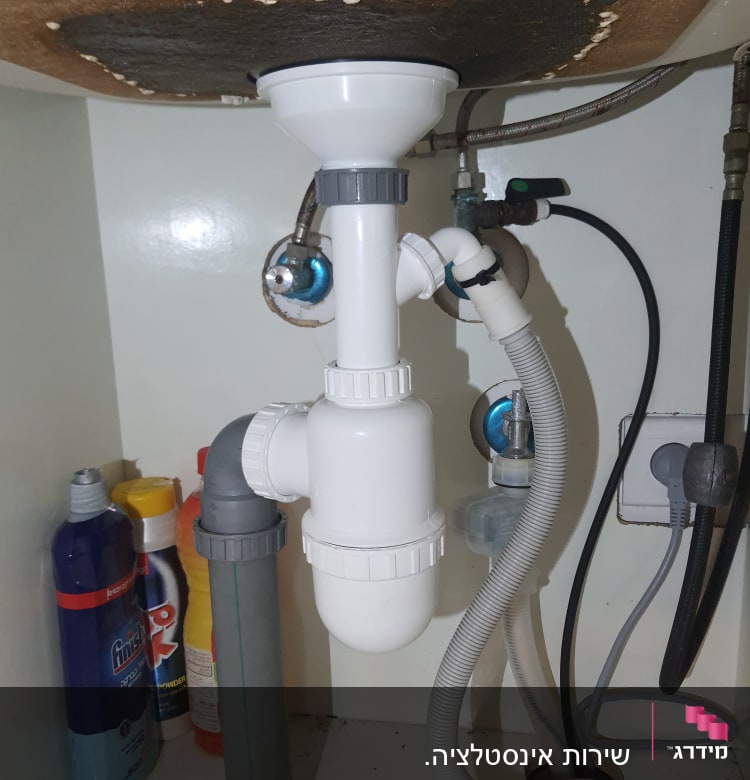 צנרת פלסטיק מתחת לכיור עם חיבורים ואביזרים